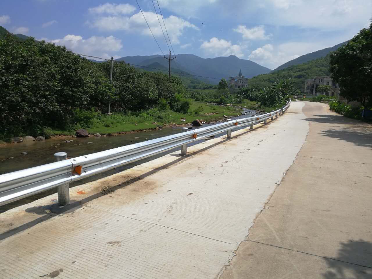 道路波形護(hù)欄防撞價(jià)格一般多少比較合適？